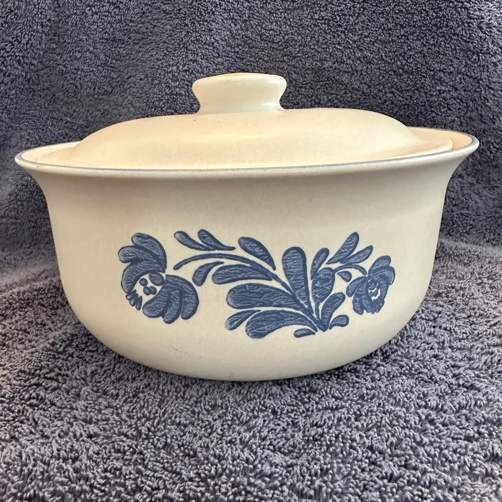Vintage Phaltzgraff Yorktowne Stoneware Casserole Dish